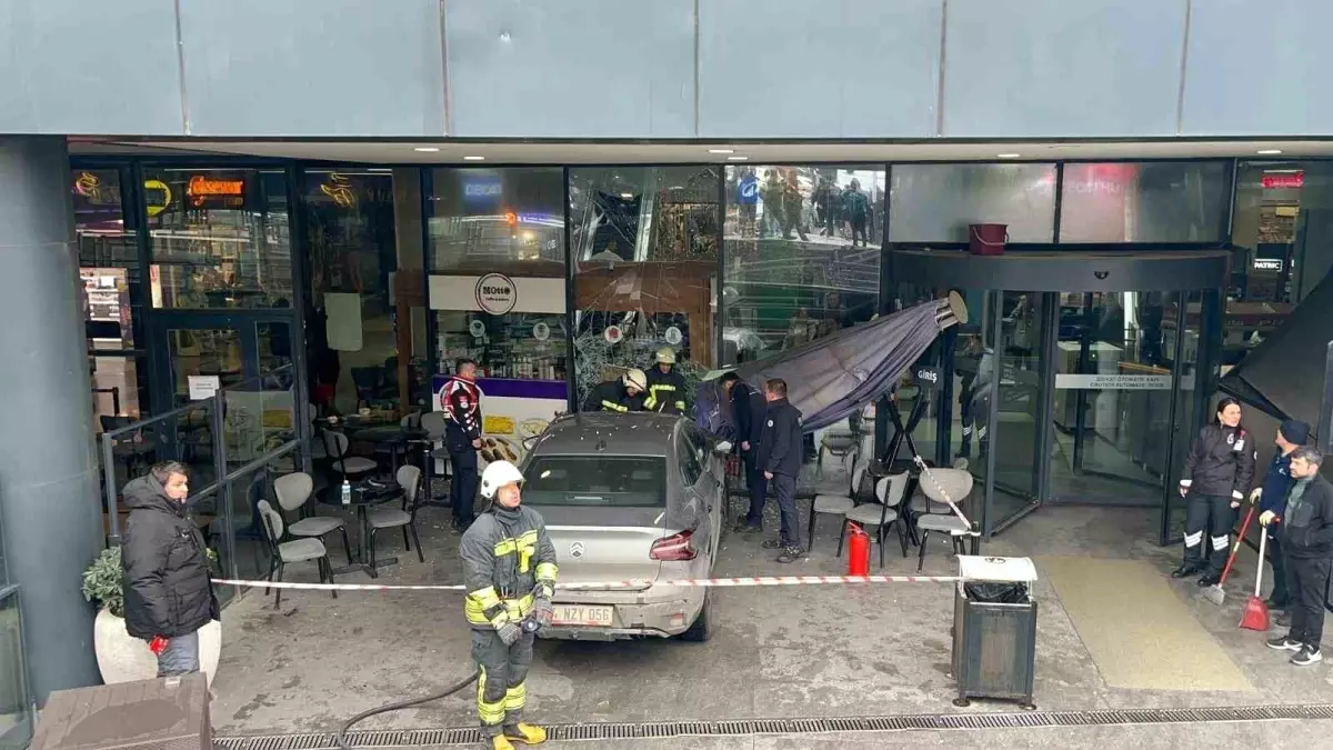 Çorlu\'da Kaza: Otomobil Kafeye Girdi, Bir Kişi Yaralandı