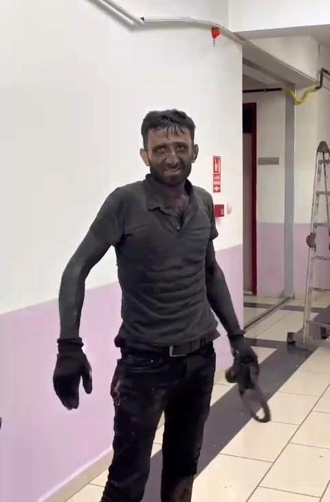 Ölümden kıl payı kurtuldu, ayakta dahi duramazken yaptığı espri gündem oldu