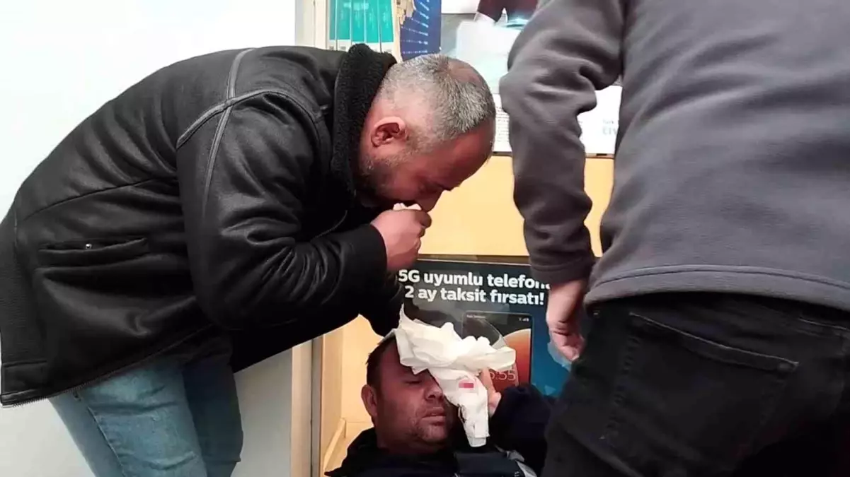 Ordu\'da rüzgarda düşen tabela kafasına çarpan belediye işçisi yaralandı