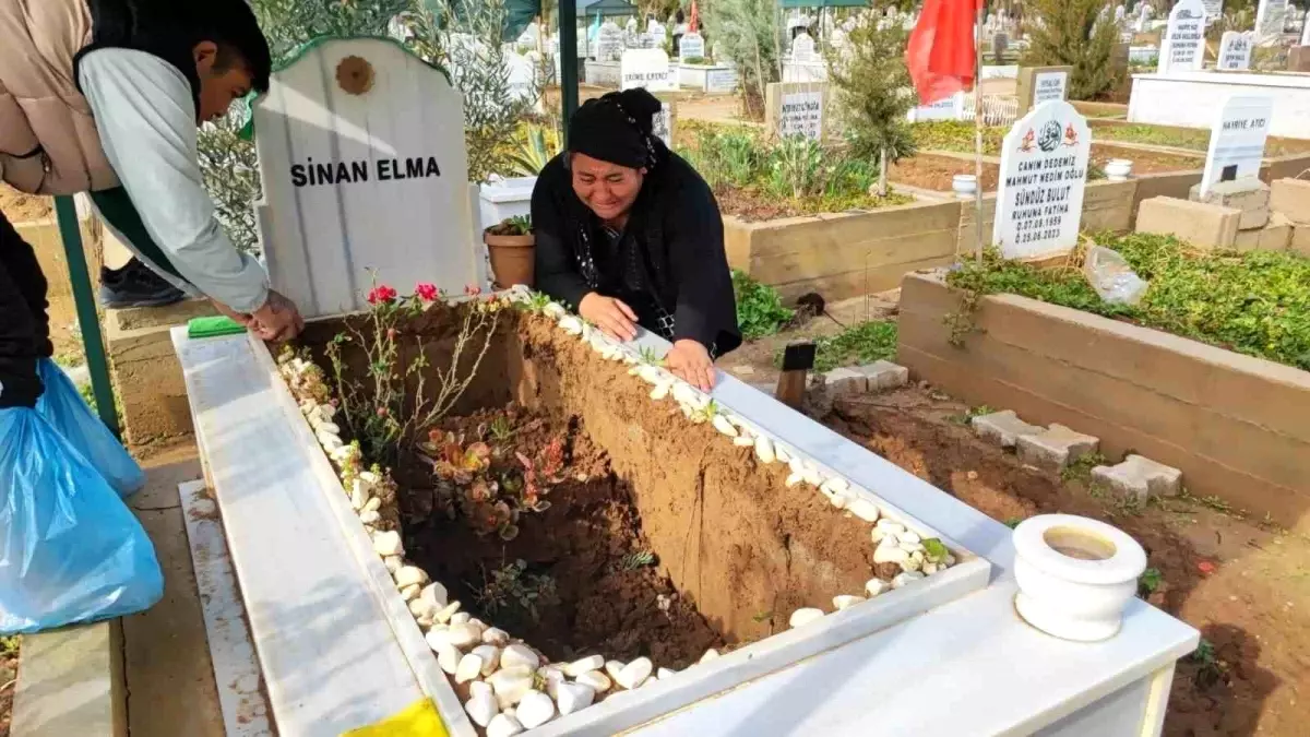 Yağışlar Mezarı Çöktürdü