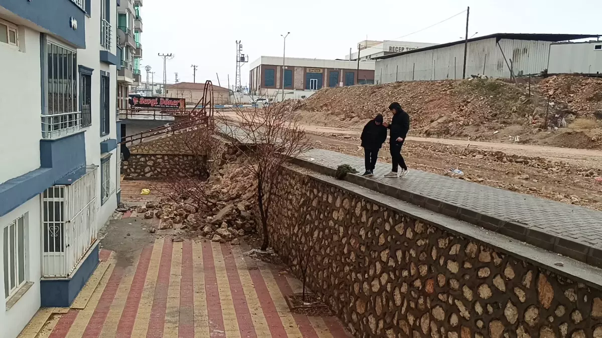 Adıyaman\'da Sağanak Yağış Sonrası İstinat Duvarı Çöktü