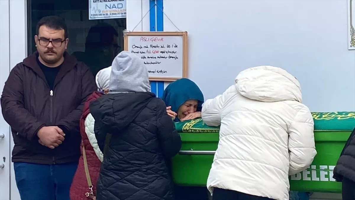 Antalya\'daki Otobüs Kazasında Hayatını Kaybeden Aslı Çevik Defnedildi