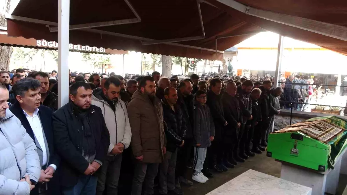 Araba almak için gittiği Antalya\'da otobüs kazasında hayatını kaybeden Erdi Demirsoy toprağa verildi