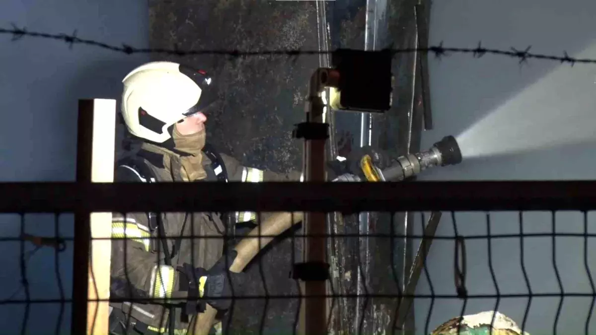 Ataşehir\'de Yangın, İki Kişi Kurtarıldı