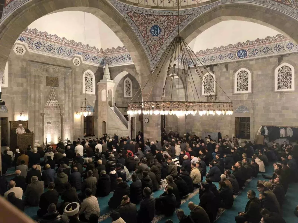 Berat Kandili Coşkuyla Kutlandı