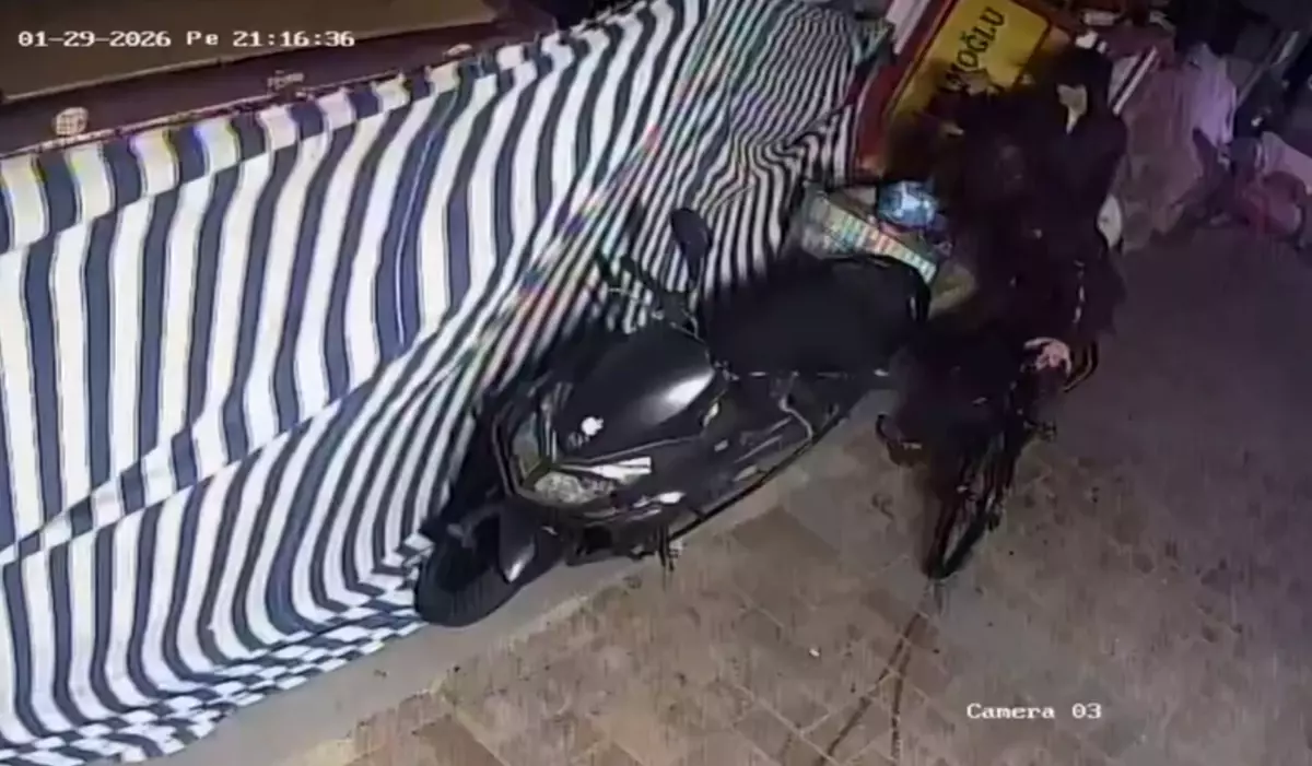 Bisikletli 3 çocuk otomobillerin lastiğini kesip, marketlerden hırsızlık yaptı