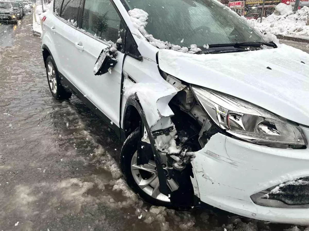 Bitlis\'te Kar Yağışı Zincirleme Kazaya Neden Oldu