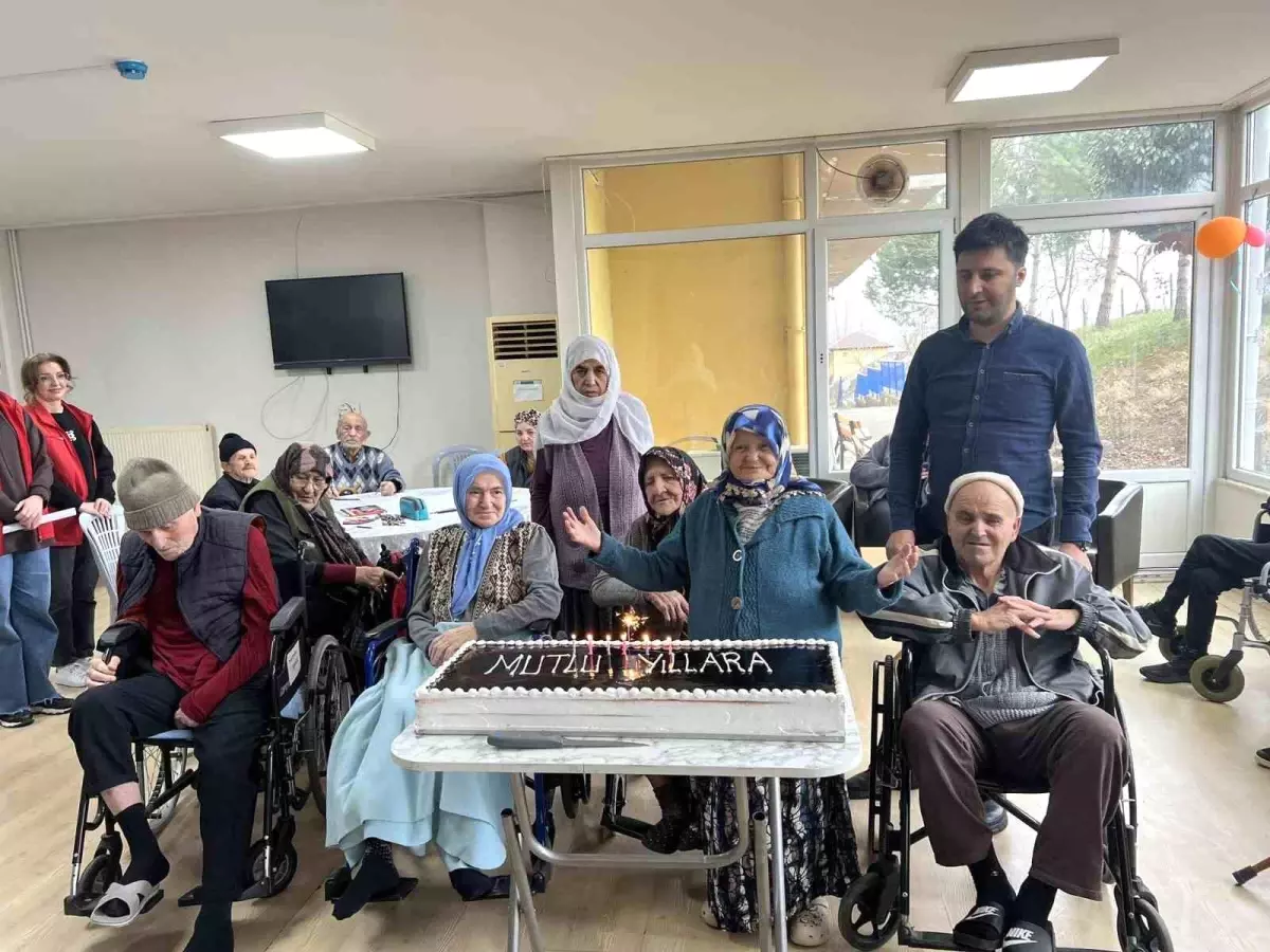 Gençlerden Huzurevi Büyüklerine Anlamlı Ziyaret