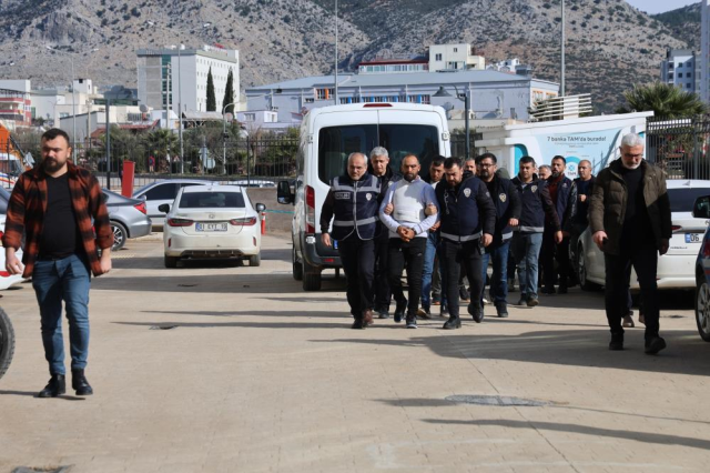 Emniyet müdürü bizzat sahaya indi! Köy kuşatıldı, kuş uçurtulmadı Emniyet müdürü bizzat sahaya indi! Köy kuşatıldı, kuş uçurtulmadı
