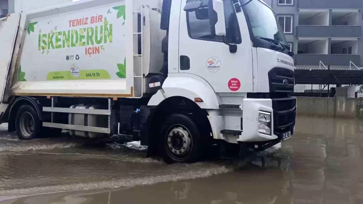 İskenderun\'da Yağmur Yol Çökerdi