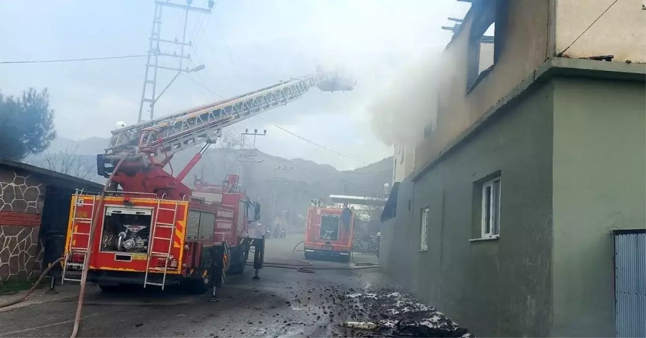 Hatay\'da 2 katlı müstakil ev alevlere teslim oldu