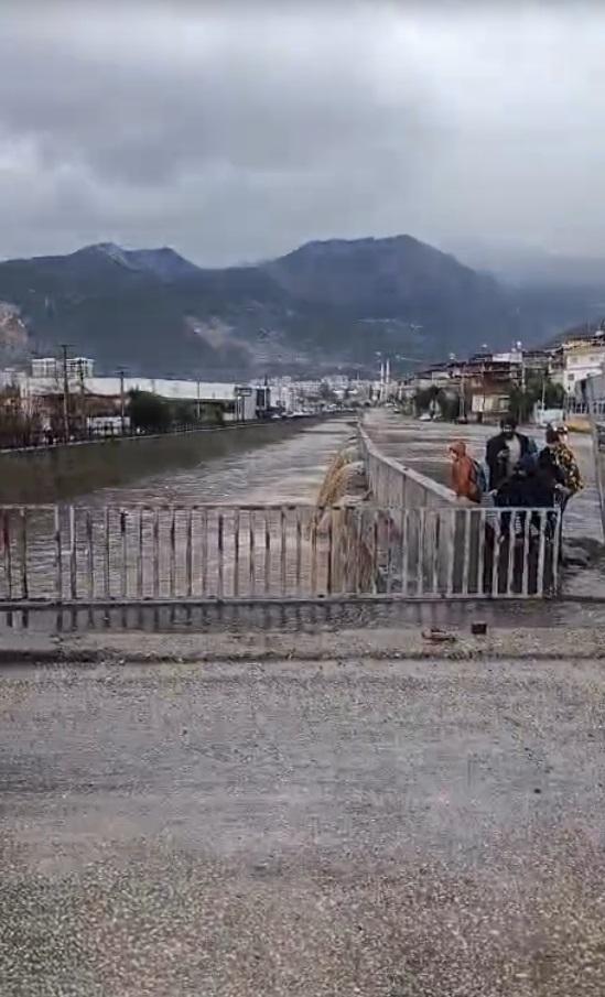 Hatay'da şiddetli sağanak sele neden oldu