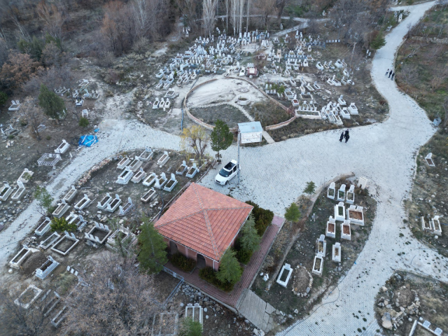 Karaman'da mezarlıkta çıkan yağlı çamurun şifa dağıttığına inanılıyor
