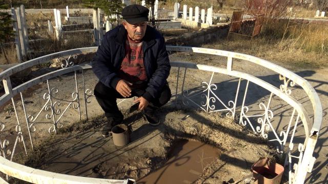 Karaman'da mezarlıkta çıkan yağlı çamurun şifa dağıttığına inanılıyor