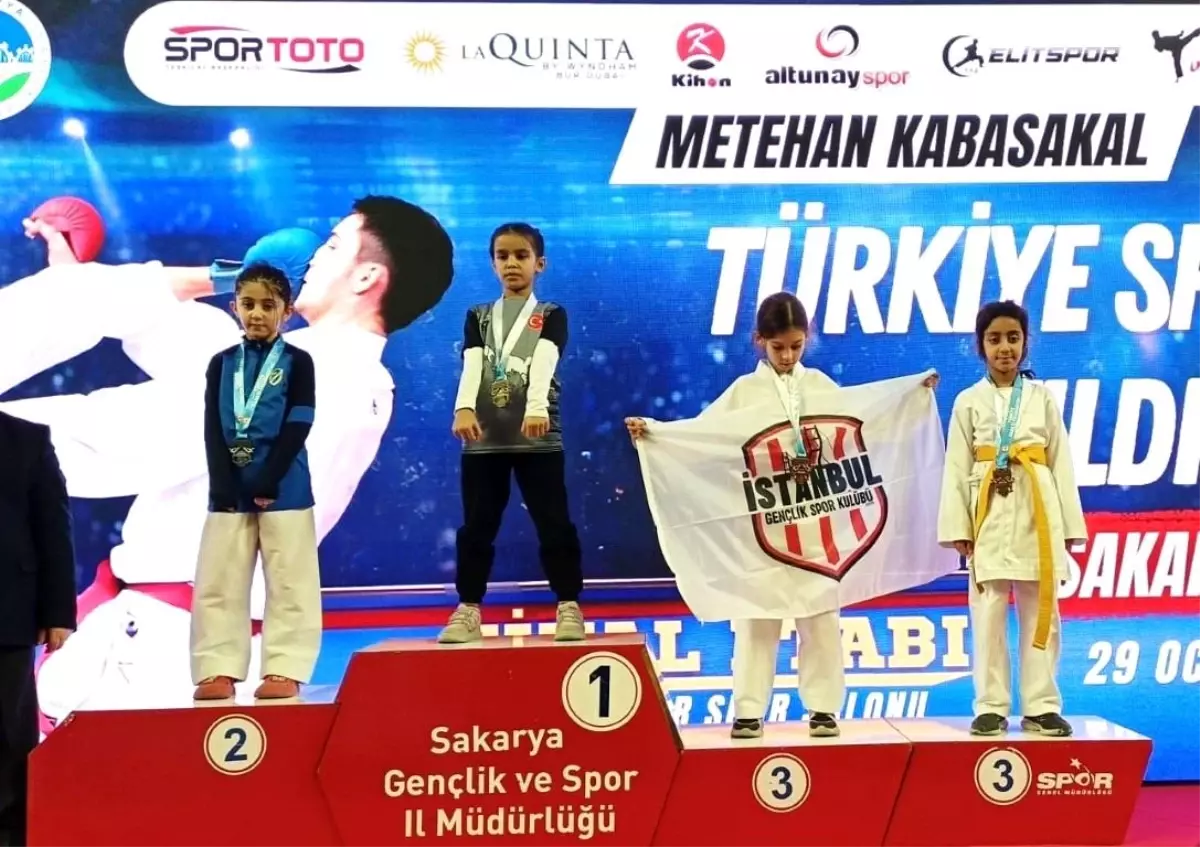 Kartepeli karateciler Sakarya\'dan 6 madalyayla döndü