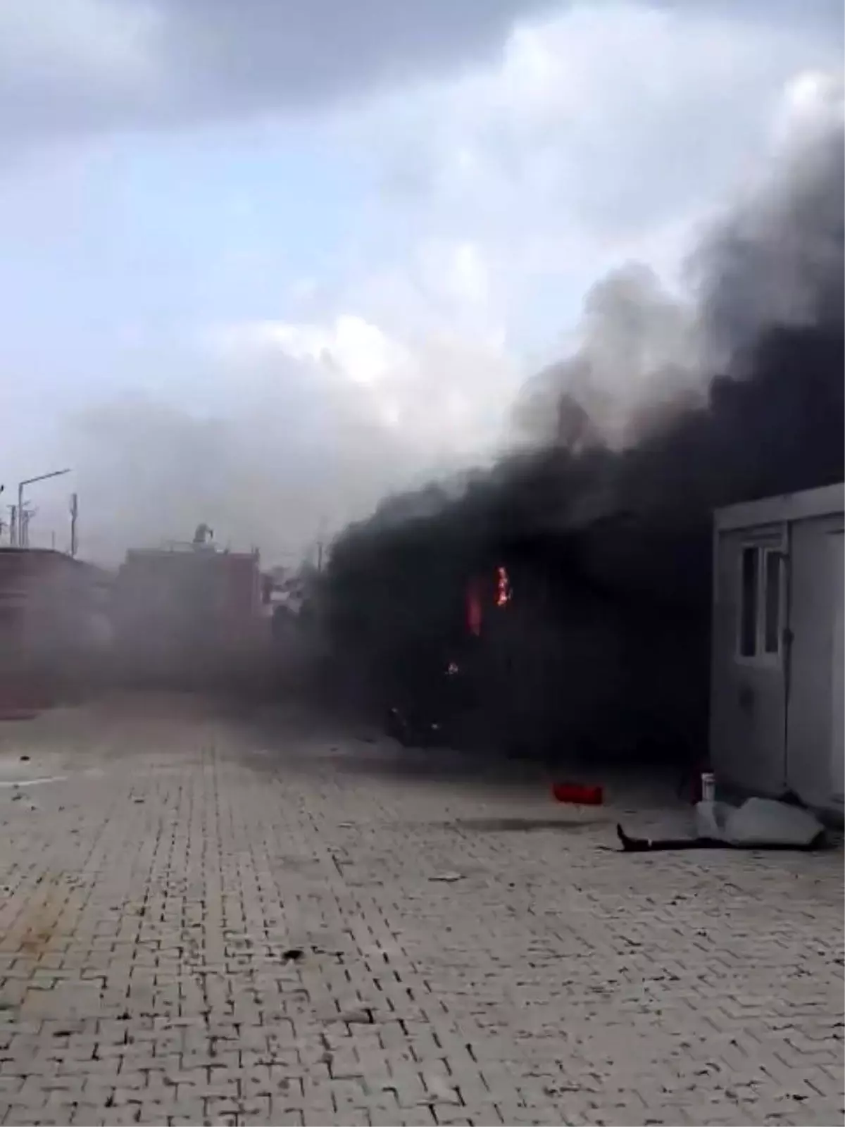 Hatay\'da Depremzede Aileye Ait Konteyner Yangında Yandı