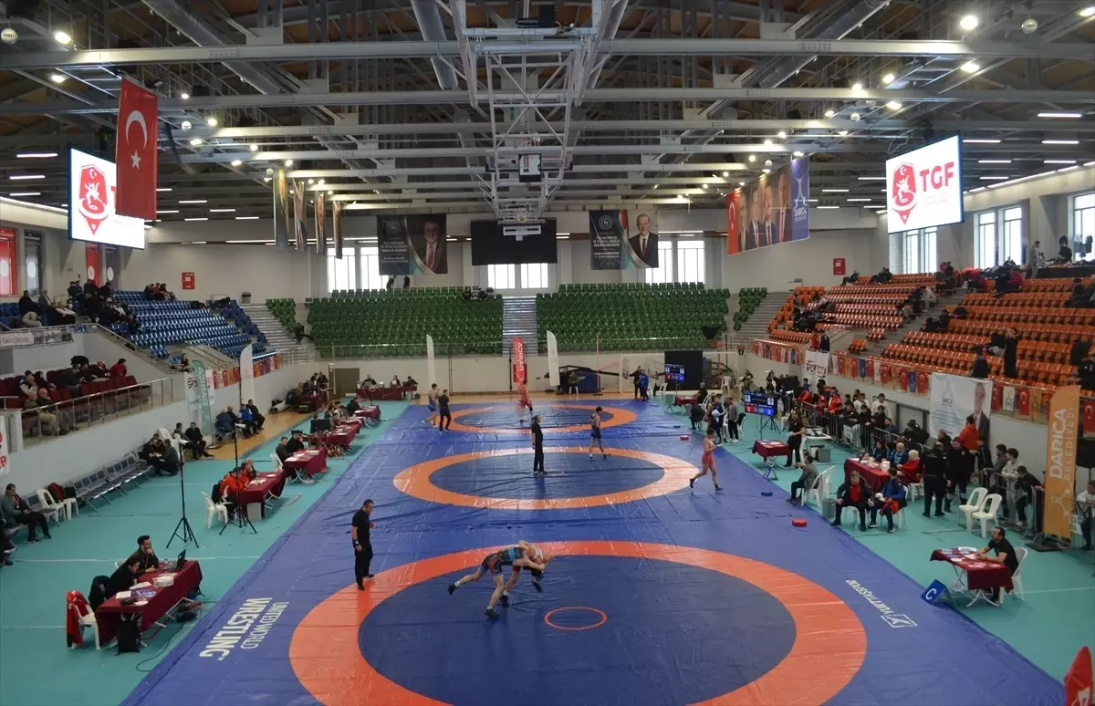 17 Yaş Altı Güreş Şampiyonası Kocaeli\'de Başladı