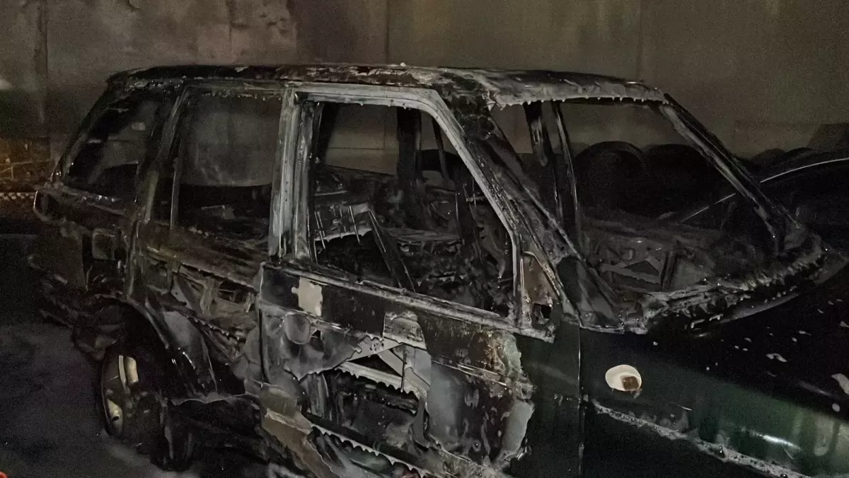 Maslak\'ta Otopark Yangını: 5 Araç Küle Döndü