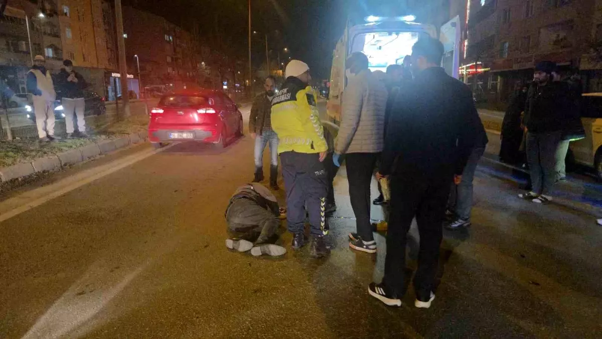 Bursa\'da Motosiklet Yayaya Çarptı: 2 Yaralı