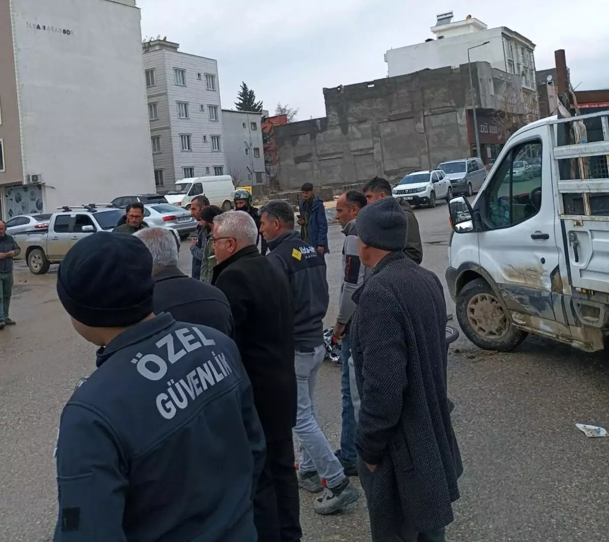 Adıyaman\'da Motosiklet Kamyonetle Çarpıştı
