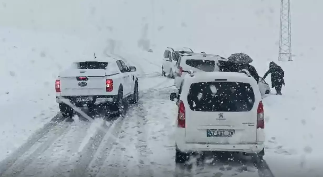 Muş\'ta Kar ve Fırtına Üç Aracı Mahsur Bıraktı