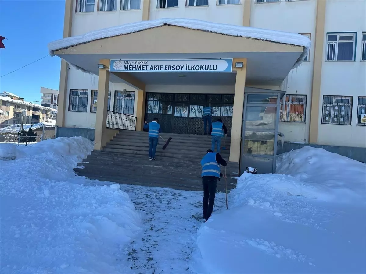 Muş\'ta Yükümlüler Okullarda Temizlik Yaptı