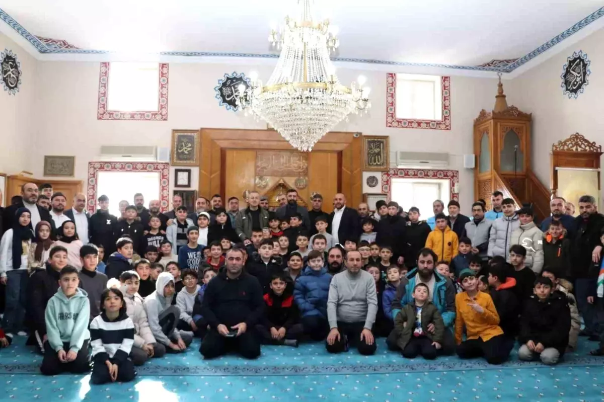 Namazını düzenli kılan öğrenciler ödüllendirildi