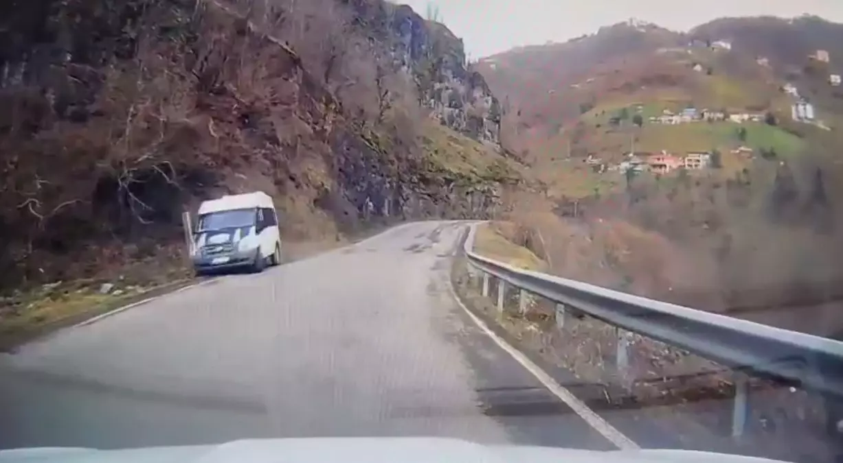 Trabzon\'da Otomobil Okul Servisiyle Çarpıştı