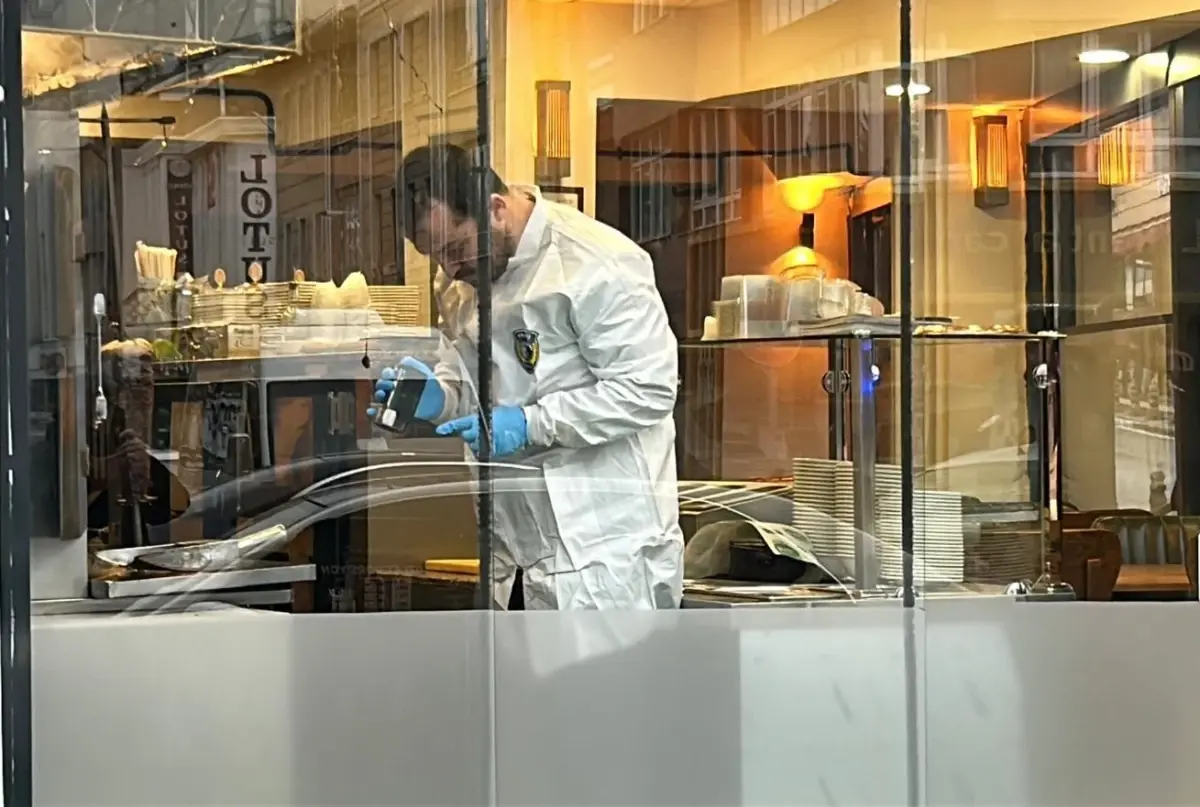 Restoranda yemek yerken husumetlisinin silahlı saldırısına uğradı