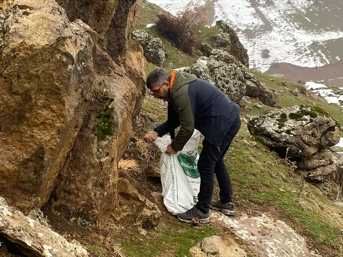 Sason\'da Yaban Hayvanlarına Yem Bırakıldı