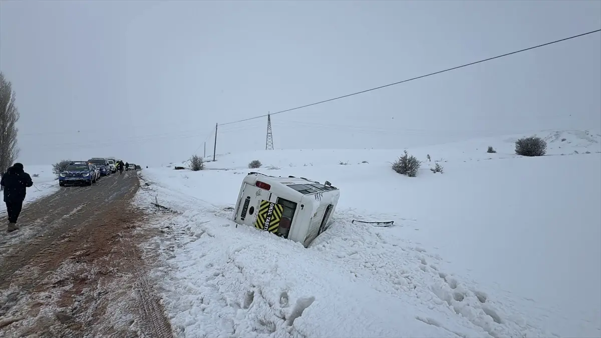 Yıldızeli\'nde Öğrenci Servisi Devrildi