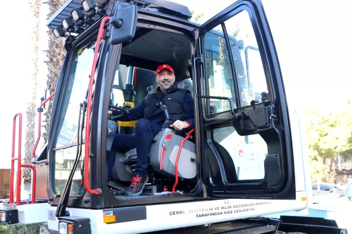 Söke Belediyesi\'ne 15 tonluk ekskavatör