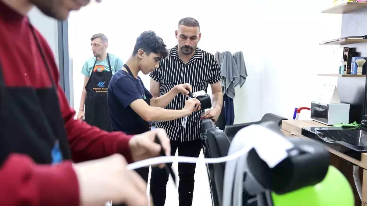 Sultangazi\'de özel bireylere ücretsiz berberlik hizmeti