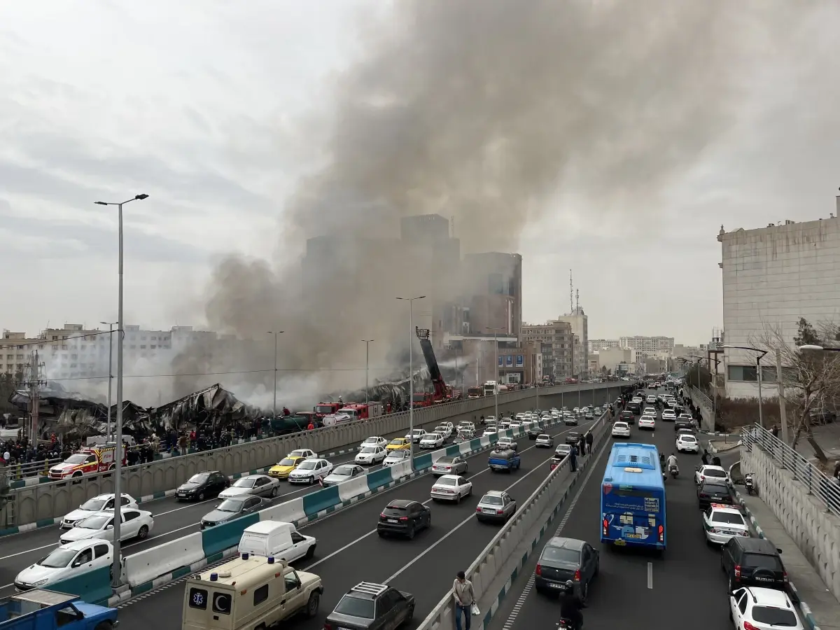 Tahran\'daki bir çarşıda yangın çıktı: 200 dükkan küle döndü