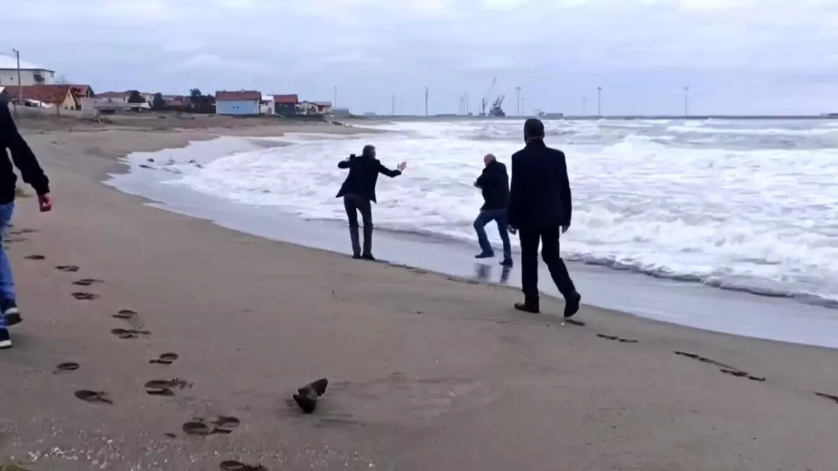 Karasu\'da Aile Draması: Cinnet Getiren Baba İkna Edildi