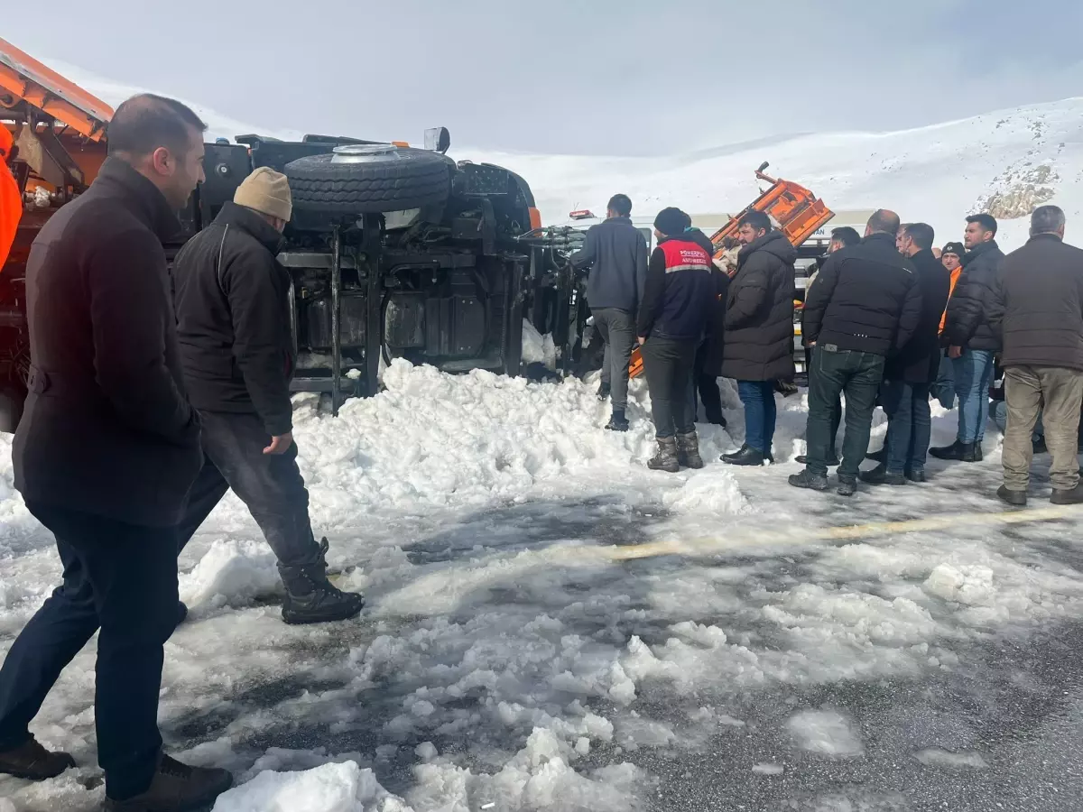 Tendürek Geçidi\'nde kar küreme aracı devrildi: 2 kişi hayatını kaybetti