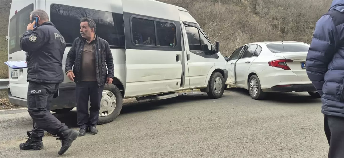 Öğrenci Servisi ve Otomobil Çarpıştı