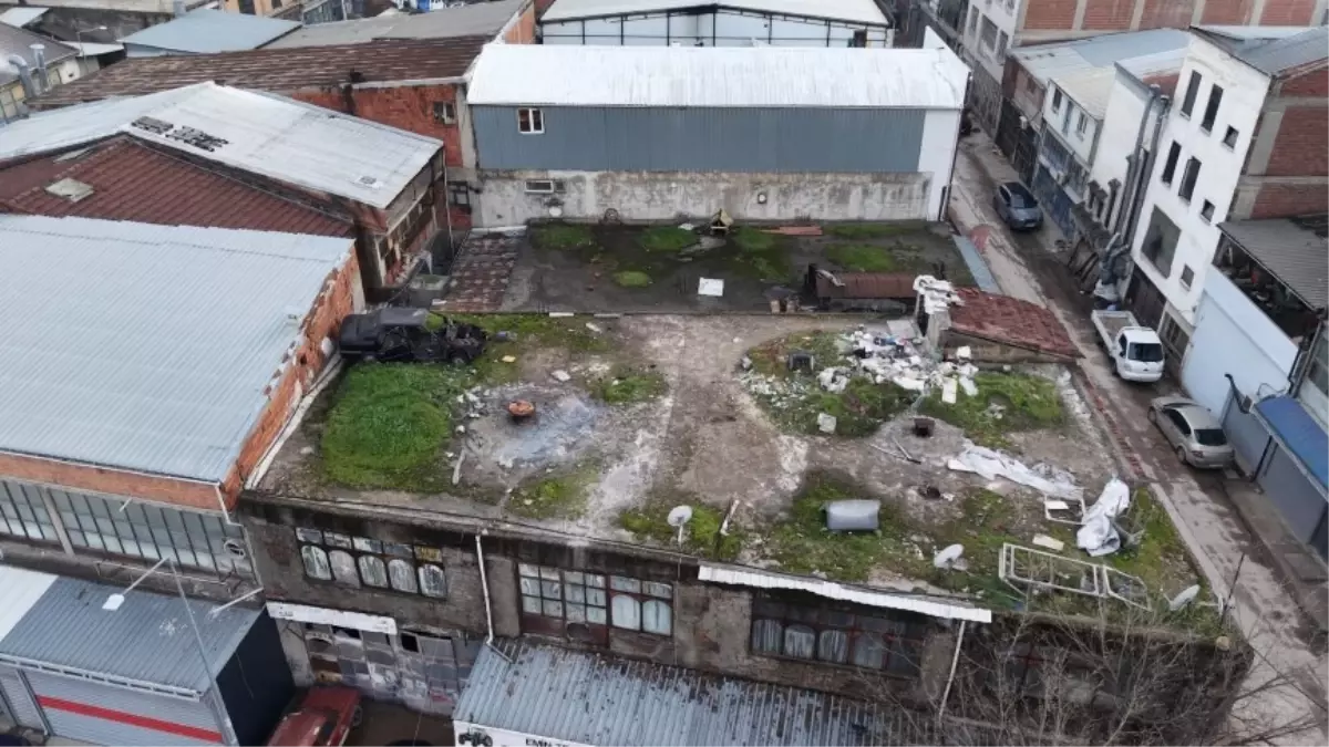 20 Yıldır Çatıda Bekleyen Otomobil Bulundu