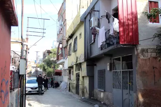 3 çocuğunun annesini katletti, polis gelene kadar başında ağladı