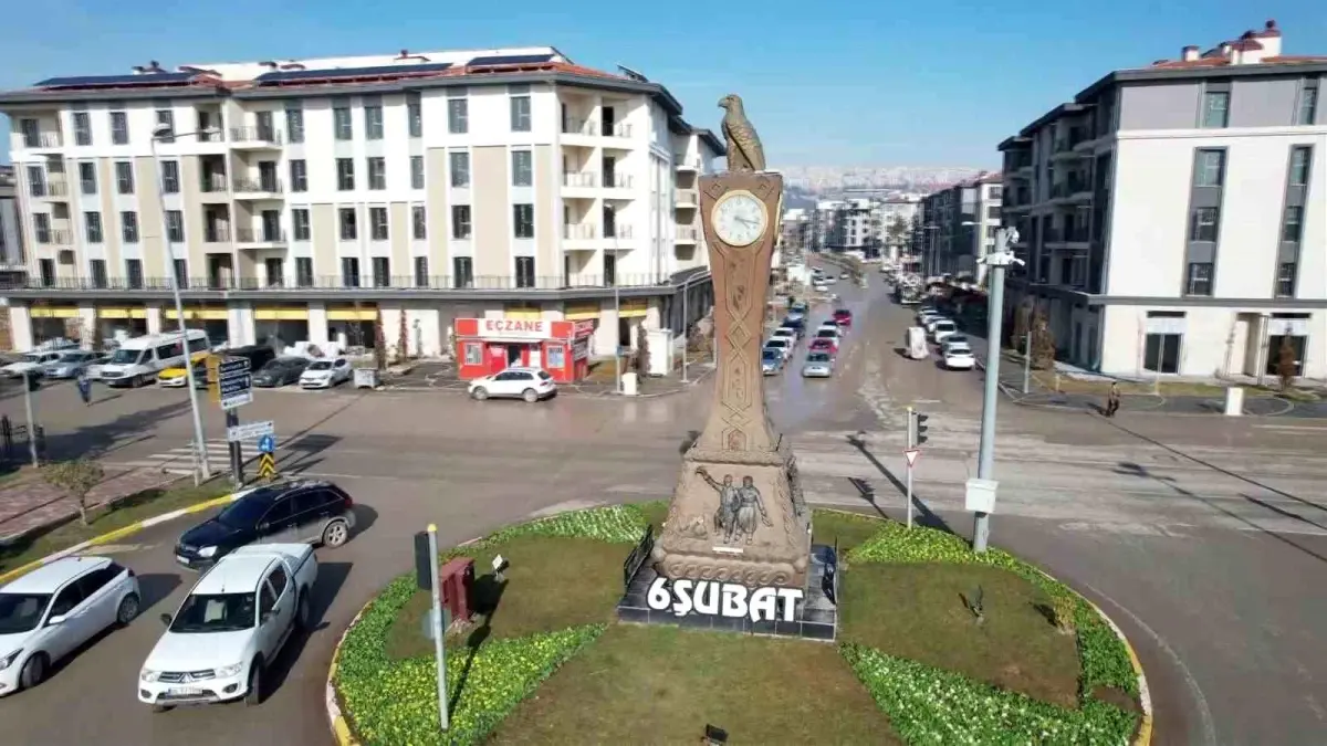 Adıyaman Saat Kulesi 3 yıldır 04.17\'yi gösteriyor