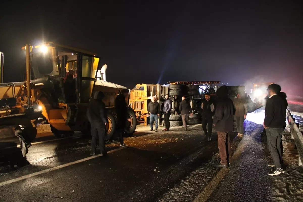 Taşlıçay\'da Kar Aracı Devrildi: 1 Yaralı