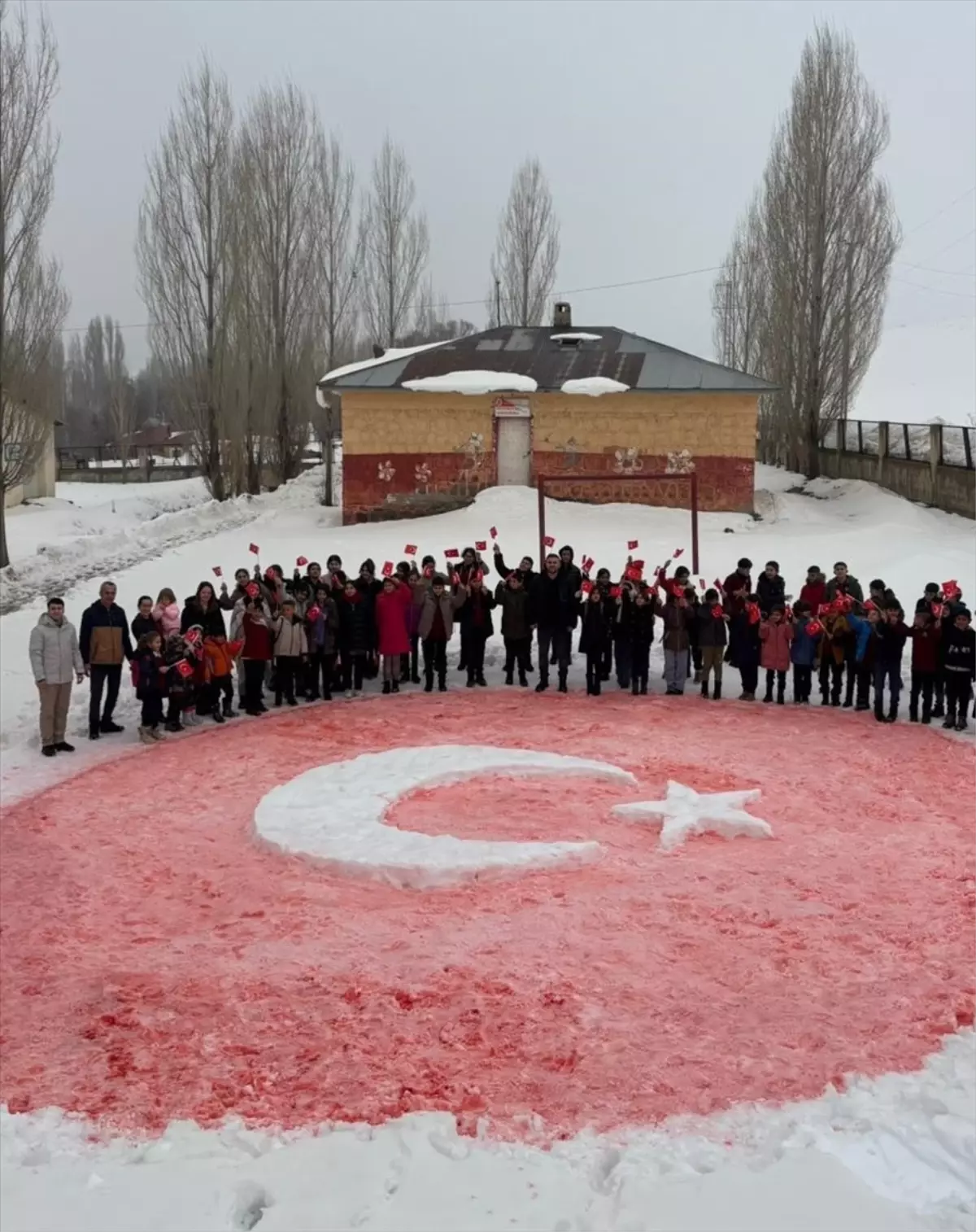 Öğrenciler Kar Üzerine Türk Bayrağı Yaptı