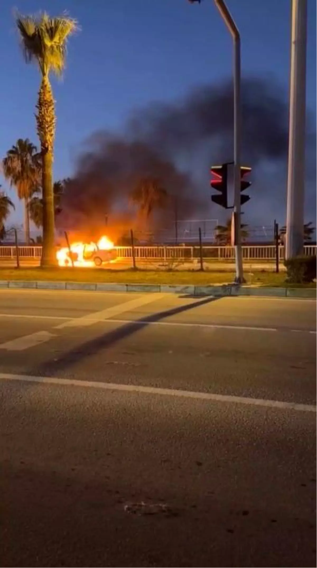 Alanya\'da Trafik Kazası: Araç Alev Aldı