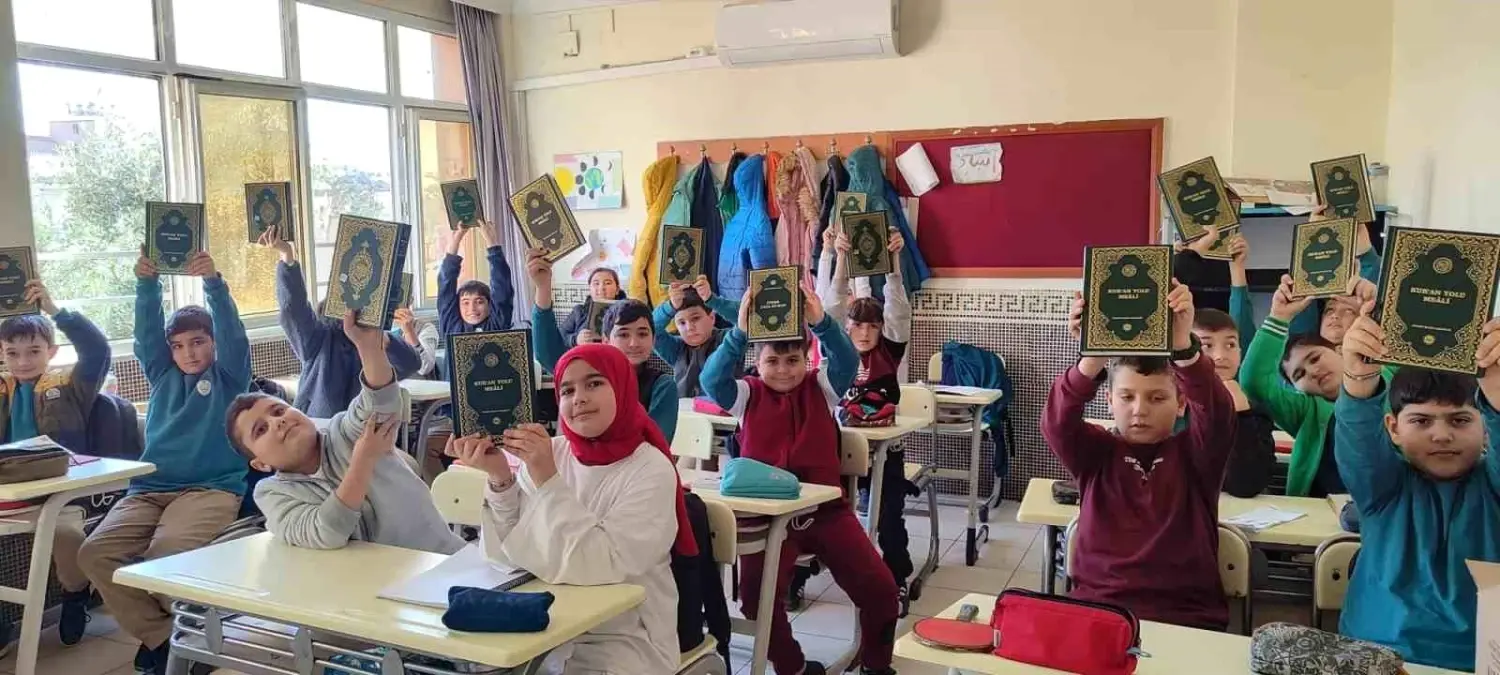 Öğrencilere Kur\'an-ı Kerim Hediye Edildi