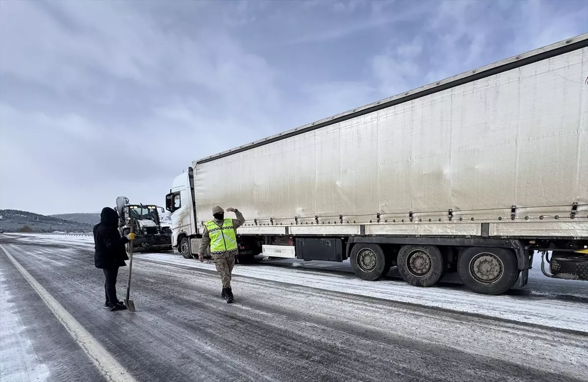 Ardahan\'da Buzlanan Yolda 16 Tır Kurtarıldı