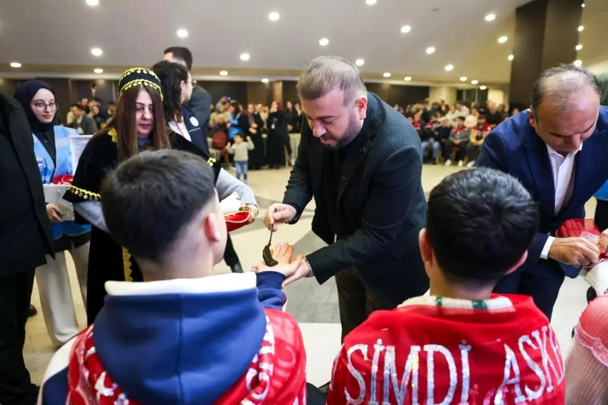 Arnavutköy Belediyesi\'nden askere gidecek gençlere kınalı uğurlama