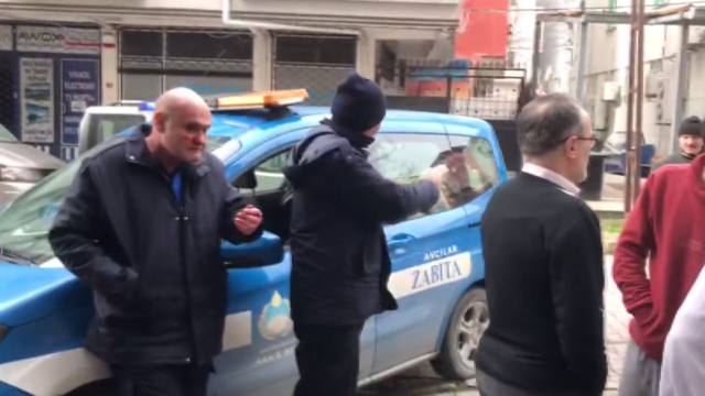 Avcılar'da kaldırıma park edilen aracın fotoğrafını çeken zabıtaya yumruklu saldırı