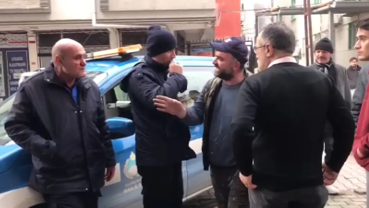 Kaldırıma park edilen aracın fotoğrafını çeken zabıtaya yumruklu saldırı