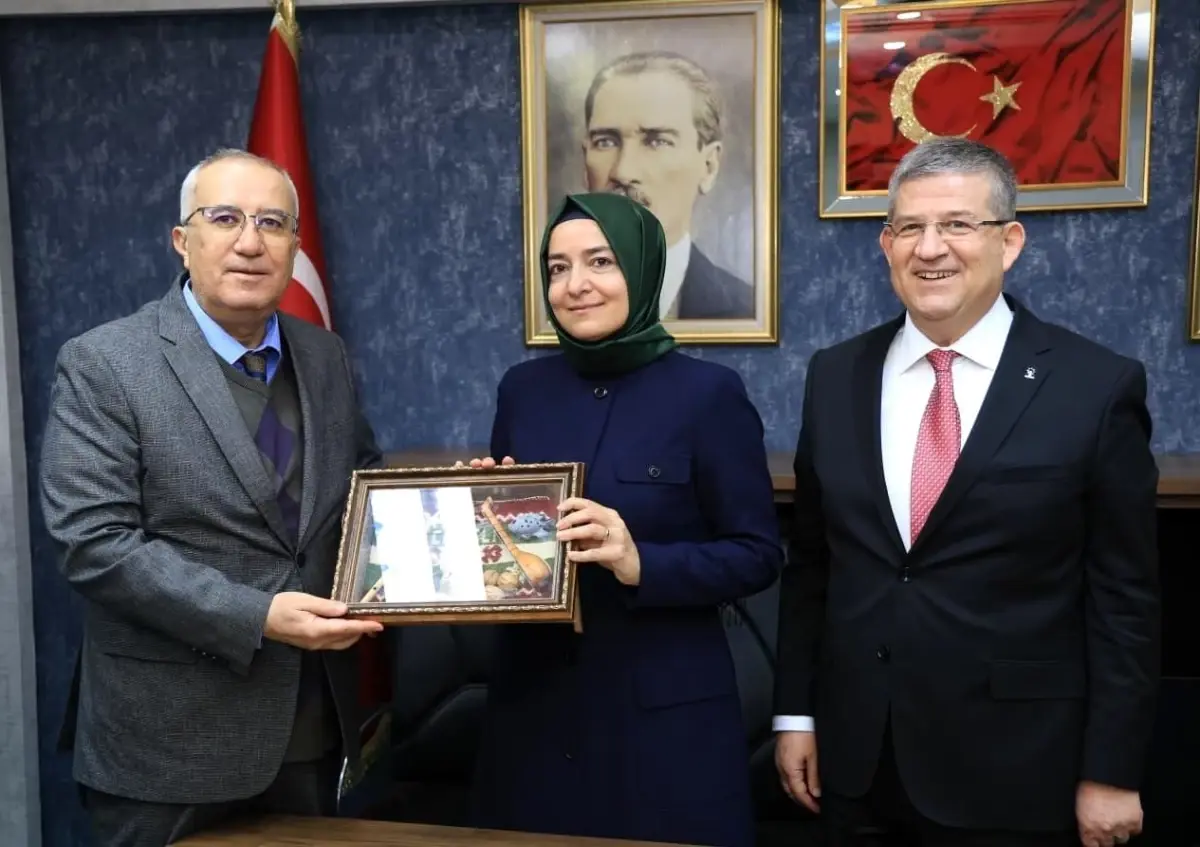 Başkan Arslan\'dan AK Parti Genel Başkan Yardımcısı Kaya\'ya anlamlı hediye