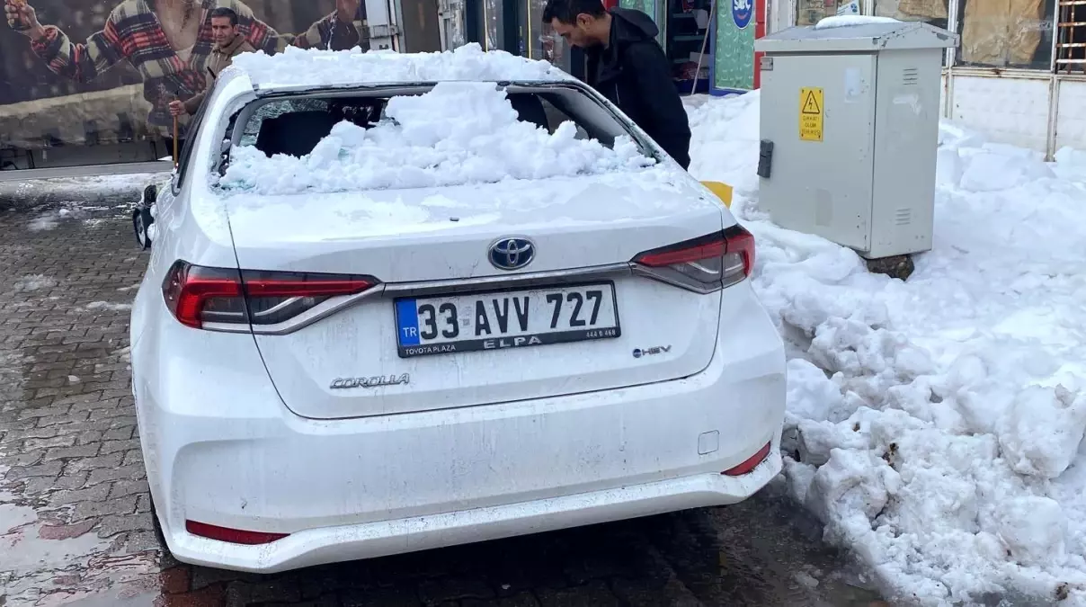 Bingöl\'de Kar Kütlesi Araca Düşerek Hasara Neden Oldu